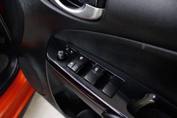 2018-Toyota-Yaris-15-Sport-5-dr image:41