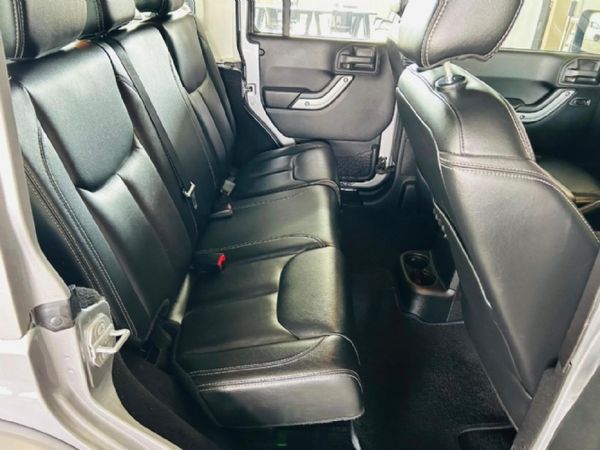 2016-Jeep-Wrangler-Unlimited-Sahara-36-V6-Auto image:9