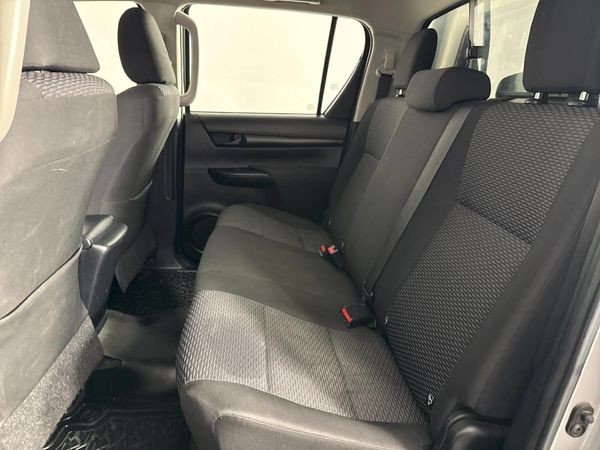 2016-Toyota-Hilux-24-GD-6-SR-4x4-Double-Cab image:3