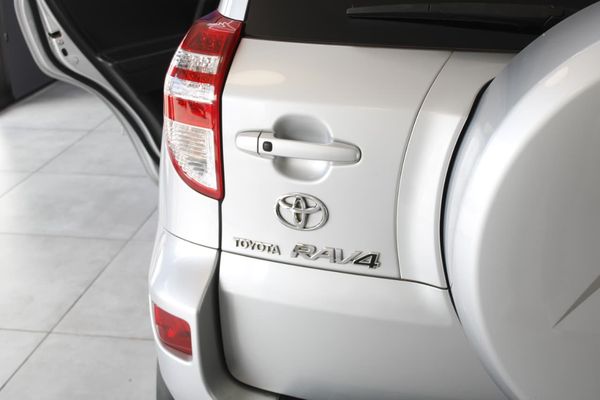 2013-Toyota-RAV4-22-D-4D-VX image:12