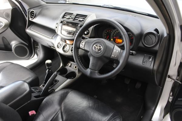 2013-Toyota-RAV4-22-D-4D-VX image:15