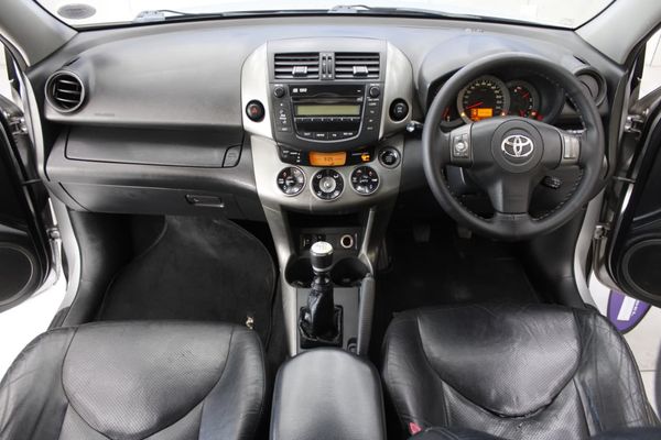 2013-Toyota-RAV4-22-D-4D-VX image:17