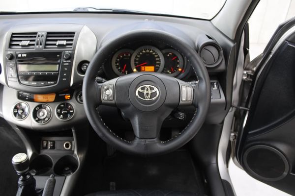 2013-Toyota-RAV4-22-D-4D-VX image:18