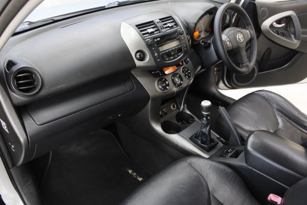 2013-Toyota-RAV4-22-D-4D-VX image:19