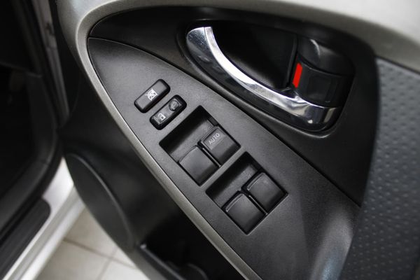 2013-Toyota-RAV4-22-D-4D-VX image:25