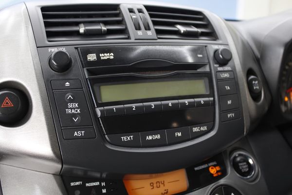 2013-Toyota-RAV4-22-D-4D-VX image:26