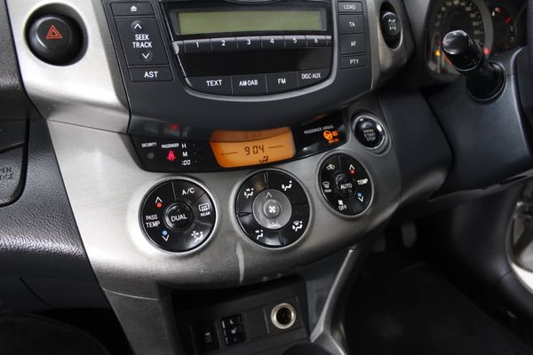 2013-Toyota-RAV4-22-D-4D-VX image:29