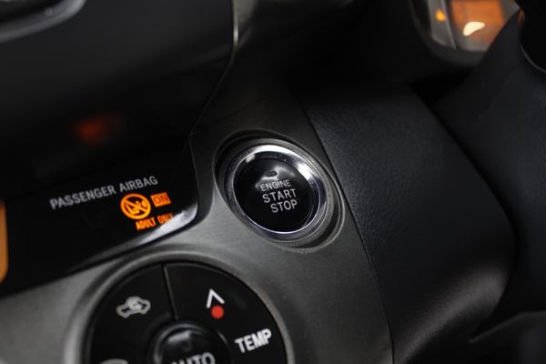 2013-Toyota-RAV4-22-D-4D-VX image:30