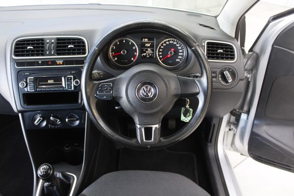 2013-Volkswagen-Polo-14-Comfortline-5-dr image:11