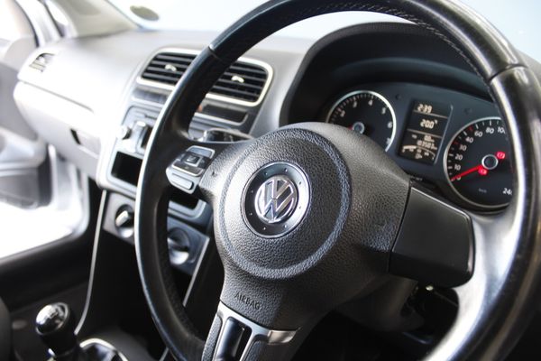 2013-Volkswagen-Polo-14-Comfortline-5-dr image:12