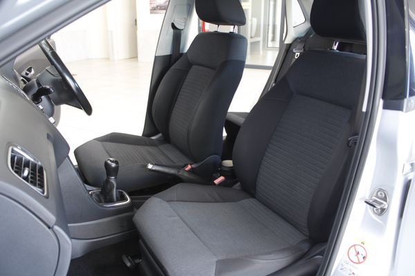 2013-Volkswagen-Polo-14-Comfortline-5-dr image:15