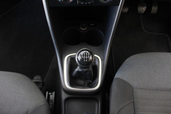 2013-Volkswagen-Polo-14-Comfortline-5-dr image:17
