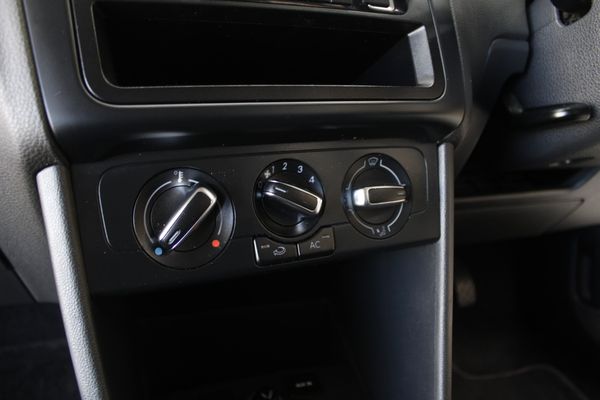 2013-Volkswagen-Polo-14-Comfortline-5-dr image:18