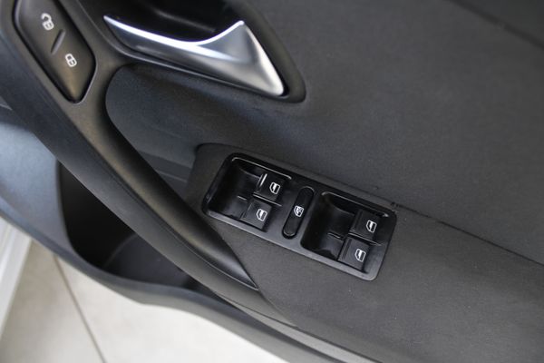 2013-Volkswagen-Polo-14-Comfortline-5-dr image:19