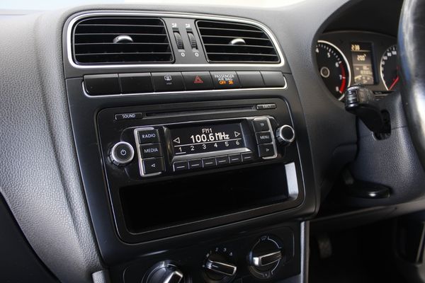 2013-Volkswagen-Polo-14-Comfortline-5-dr image:21