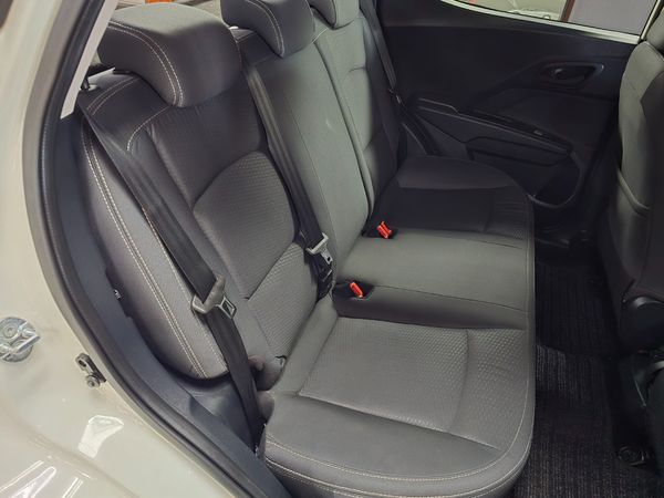 2022-Mahindra-XUV-300-12T-SE-W4 image:9