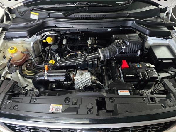 2022-Mahindra-XUV-300-12T-SE-W4 image:10