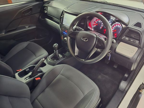 2022-Mahindra-XUV-300-12T-SE-W4 image:7