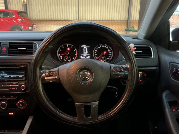 2013-Volkswagen-Jetta-VI-14-TSI-Comfortline image:15