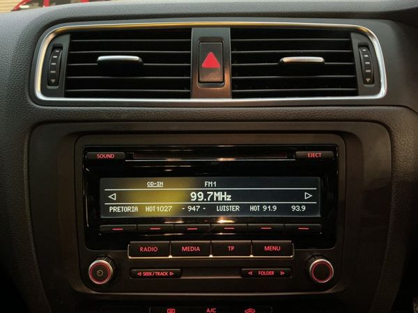 2013-Volkswagen-Jetta-VI-14-TSI-Comfortline image:17