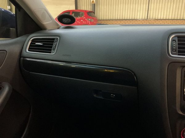 2013-Volkswagen-Jetta-VI-14-TSI-Comfortline image:20
