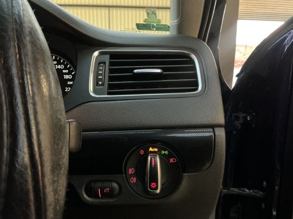 2013-Volkswagen-Jetta-VI-14-TSI-Comfortline image:21