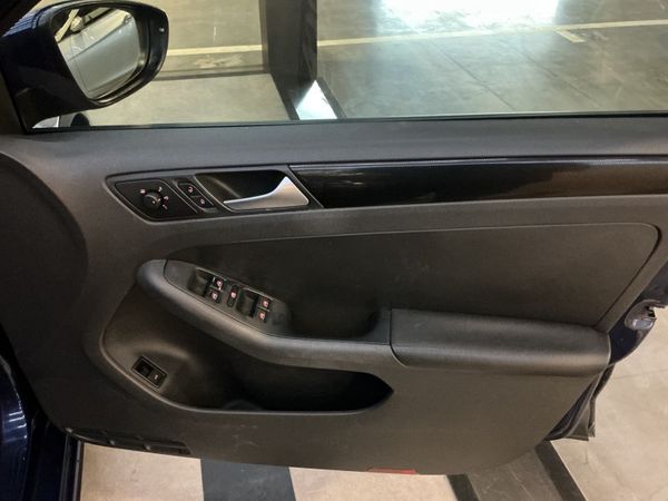 2013-Volkswagen-Jetta-VI-14-TSI-Comfortline image:22