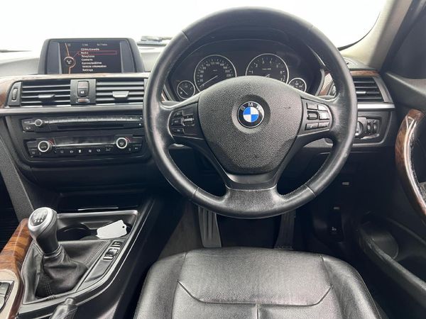 2014-BMW-3-Series-328i-M-Sport image:6