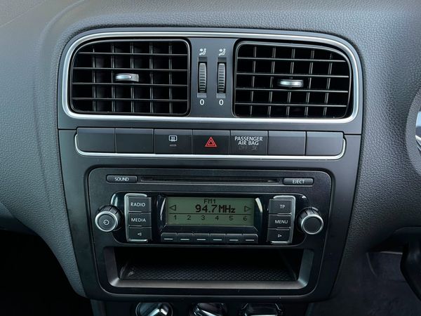 2011-Volkswagen-Polo-16-Comfortline-5-dr image:9