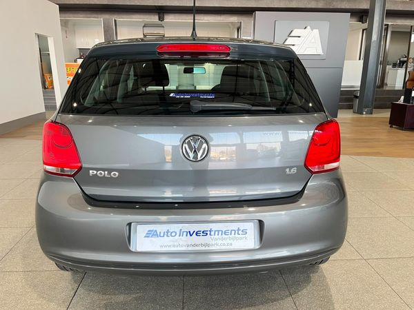 2011-Volkswagen-Polo-16-Comfortline-5-dr image:11