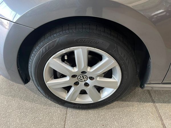 2011-Volkswagen-Polo-16-Comfortline-5-dr image:14