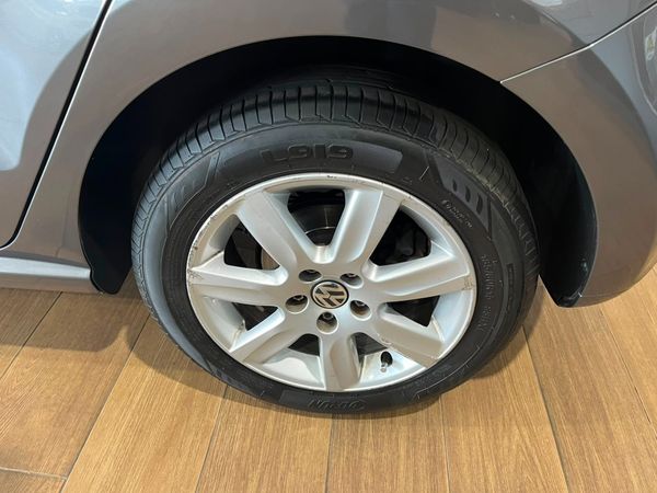 2011-Volkswagen-Polo-16-Comfortline-5-dr image:15