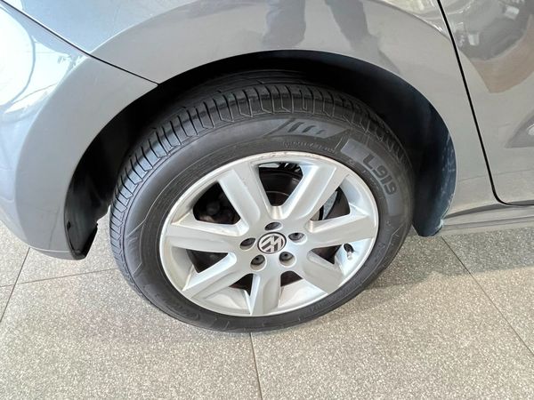 2011-Volkswagen-Polo-16-Comfortline-5-dr image:16