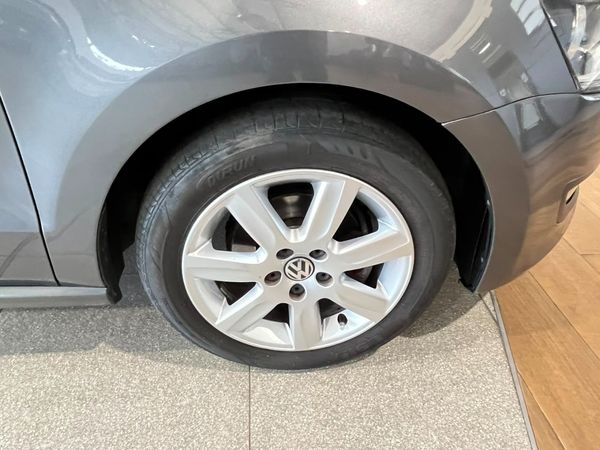 2011-Volkswagen-Polo-16-Comfortline-5-dr image:17