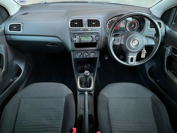 2011-Volkswagen-Polo-16-Comfortline-5-dr image:5