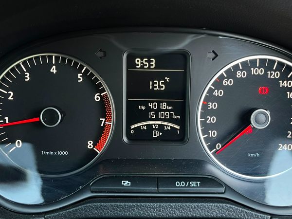 2011-Volkswagen-Polo-16-Comfortline-5-dr image:7