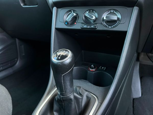 2011-Volkswagen-Polo-16-Comfortline-5-dr image:8