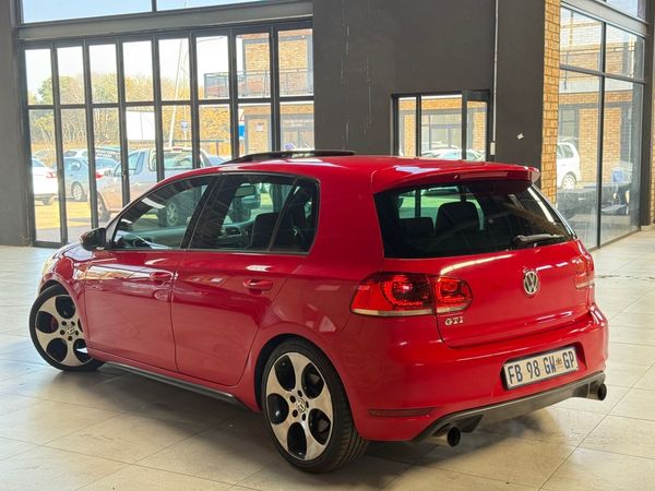 2012-Volkswagen-Golf-VI-GTI-20-TSI image:1