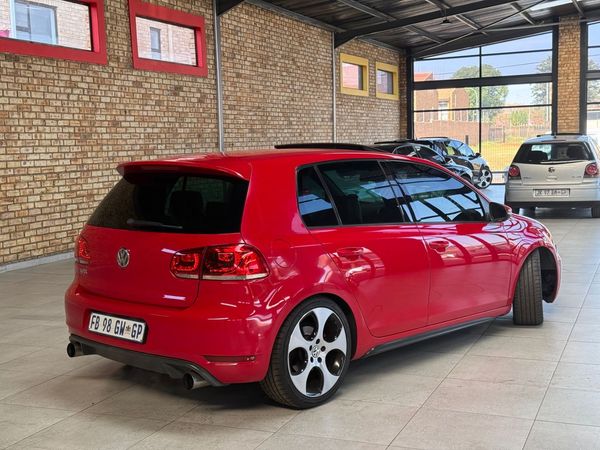 2012-Volkswagen-Golf-VI-GTI-20-TSI image:5