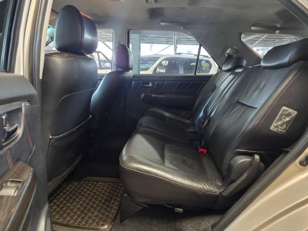 2013-Toyota-Fortuner-30-D-4D-Raised-Body-Auto image:7