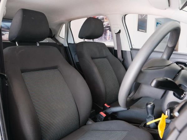 2022-Volkswagen-Polo-Vivo-14-Comfortline-5-dr image:8