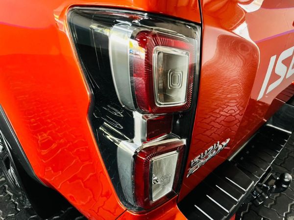 2024-Isuzu-D-Max-30-DDI-V-Cross-HR-Auto-Double-Cab image:6