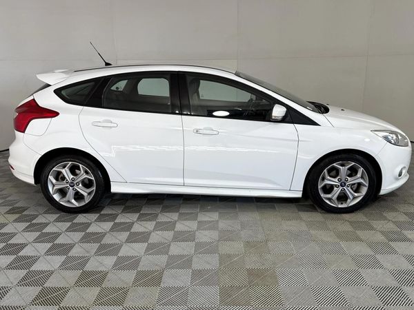 2013-Ford-Focus-20-TDCi-Trend-Auto-5-dr image:16