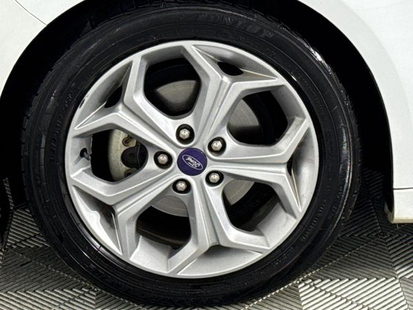 2013-Ford-Focus-20-TDCi-Trend-Auto-5-dr image:4