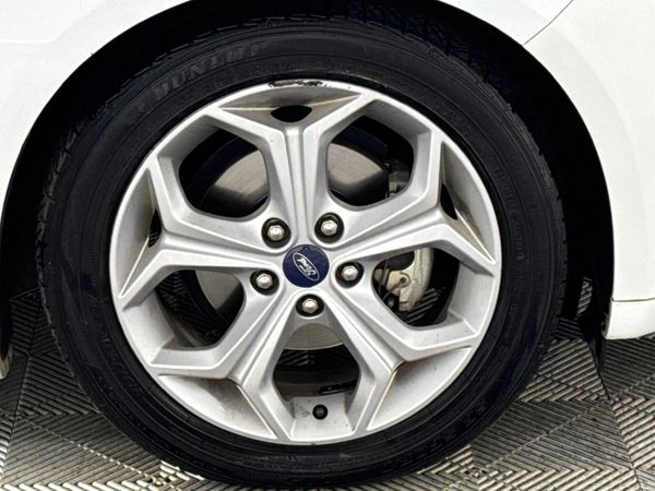 2013-Ford-Focus-20-TDCi-Trend-Auto-5-dr image:5