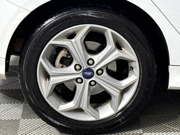 2013-Ford-Focus-20-TDCi-Trend-Auto-5-dr image:7