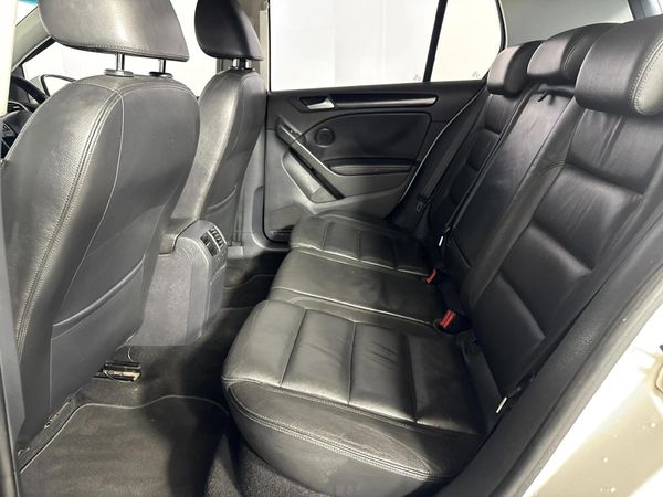 2011-Volkswagen-Golf-VI-14-TSI-Comfortline image:3