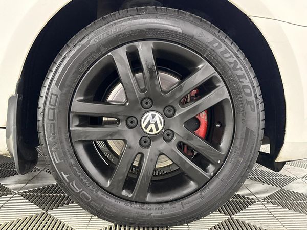 2011-Volkswagen-Golf-VI-14-TSI-Comfortline image:5