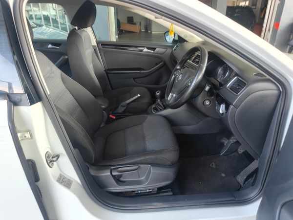 2014-Volkswagen-Jetta-VI-14-TSI-Comfortline image:10