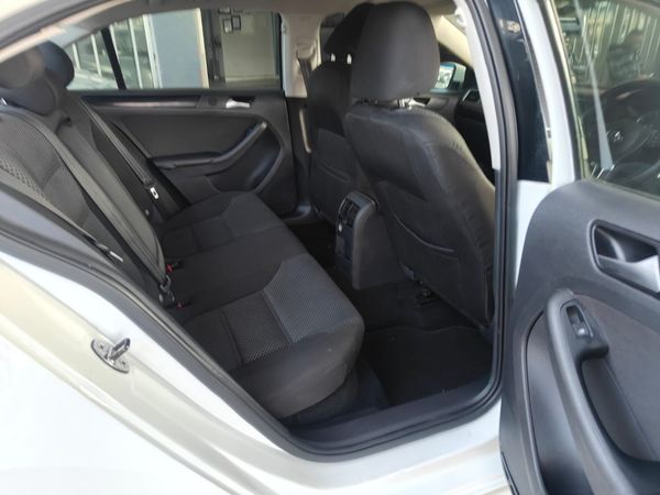 2014-Volkswagen-Jetta-VI-14-TSI-Comfortline image:11
